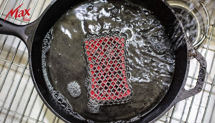 Vệ sinh chảo gang nướng thịt